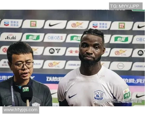 半秃顶的足球明星如何在绿茵场上展现风采与魅力的故事